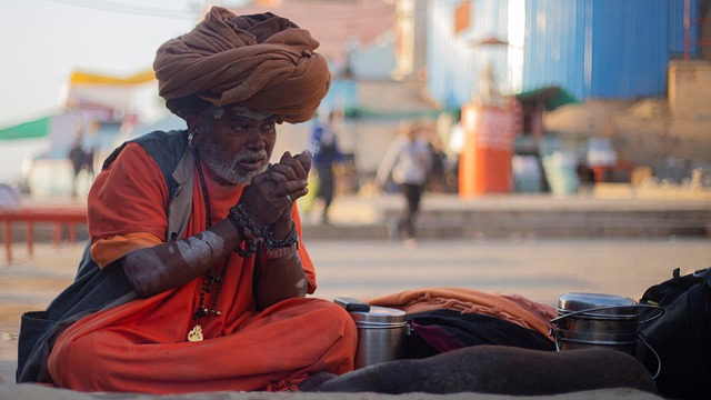 Chi sono i Sadhu: i santi asceti dell’India che vivono tra rinuncia, spiritualità e cenere sacra