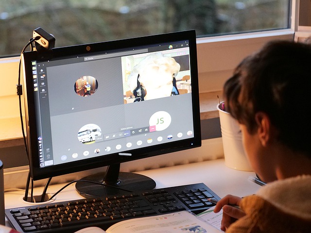 Tecnologia e bambini: quanto tempo davanti agli schermi è considerato sicuro secondo gli esperti