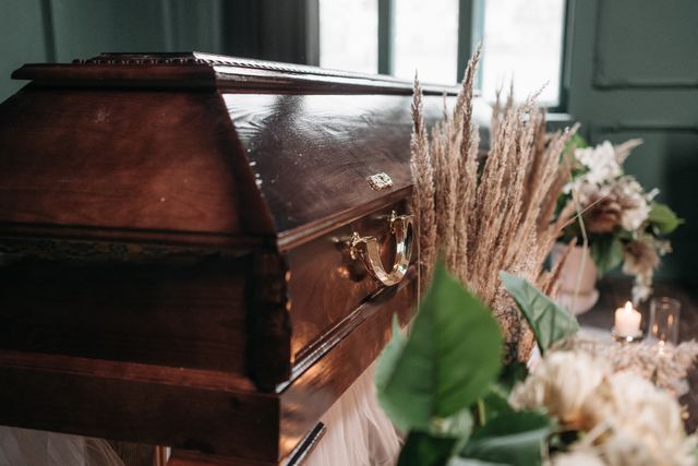 Funerale essenziale ma curato: i consigli per non sforare il budget