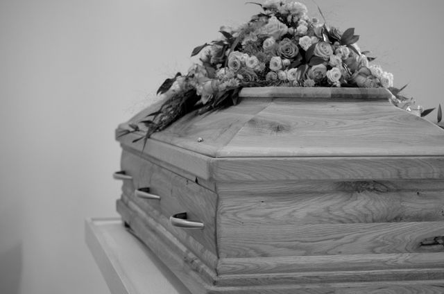Organizzare un funerale senza perdere lucidità: il valore di una presenza competente